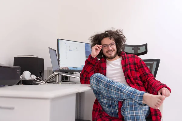 Grafiker im Bademantel bei der Arbeit zu Hause — Stockfoto