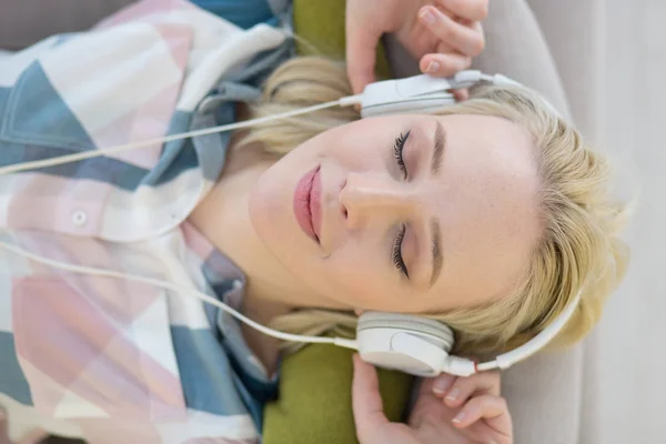 女孩戴着耳机欣赏音乐 — 图库照片