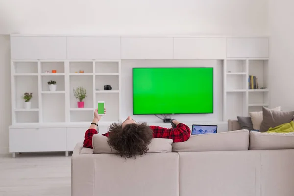 Hombre joven en albornoz disfrutando del tiempo libre — Foto de Stock