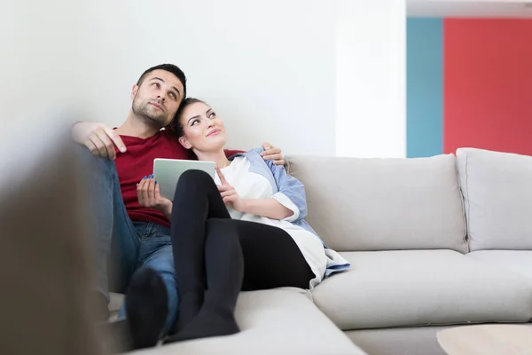 Couple relaxant à la maison avec tablettes — Photo