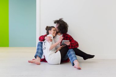 Genç çift dijital tablet yere kullanma