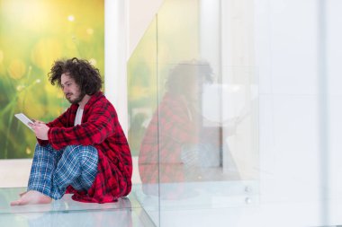 tablet bilgisayar kullanarak genç serbest meslek