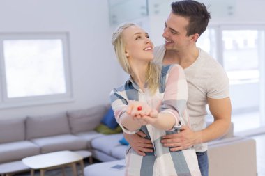 Çift gösteren küçük kırmızı evde eller