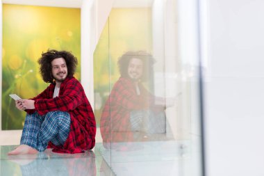 tablet bilgisayar kullanarak genç serbest meslek