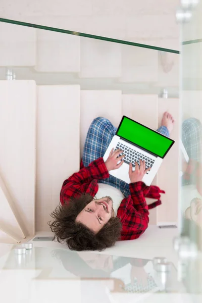 Freelancer en albornoz trabajando desde casa — Foto de Stock