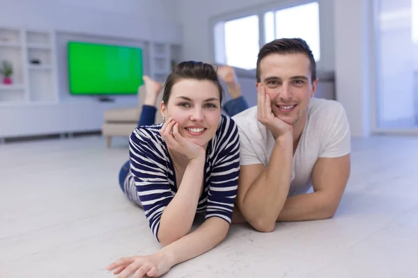 Couple couché sur le sol à la maison — Photo