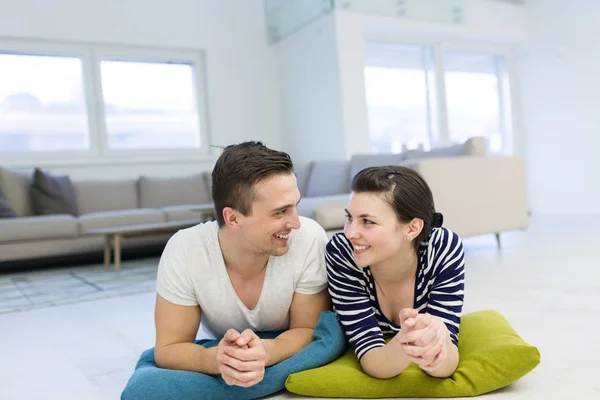 Pareja tendida en el suelo en casa — Foto de Stock