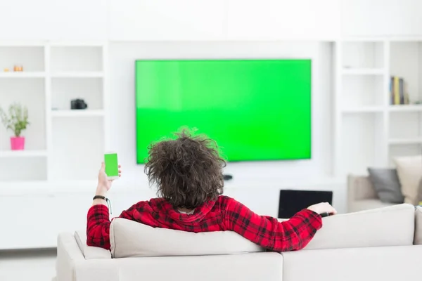 Hombre joven en albornoz disfrutando del tiempo libre — Foto de Stock