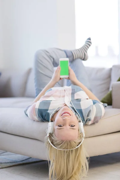 Chica disfrutando de la música a través de auriculares —  Fotos de Stock