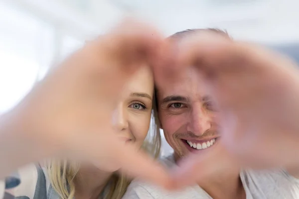 Couple making heart with hands — Stock Photo, Image
