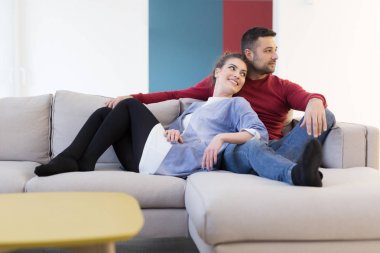 Kaç sarılma ve kanepede rahatlatıcı