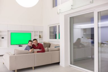 Kaç sarılma ve kanepede rahatlatıcı