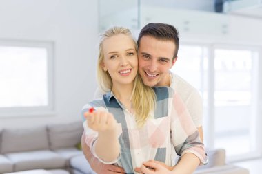 Çift gösteren küçük kırmızı evde eller