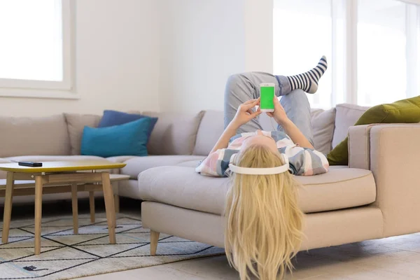 Chica disfrutando de la música a través de auriculares —  Fotos de Stock