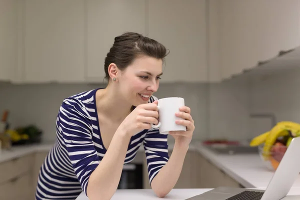 Kvinna som dricker kaffe njuter av avkopplande livsstil — Stockfoto