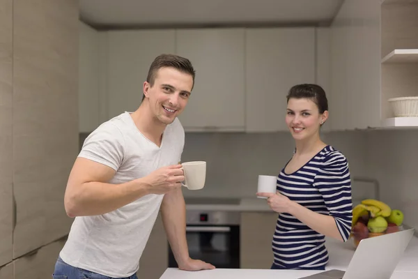 Casal com computador portátil desfrutando manhã — Fotografia de Stock