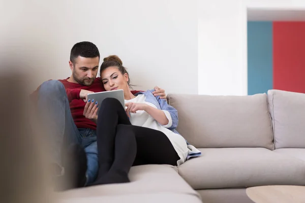 Casal relaxante em casa com computadores tablet — Fotografia de Stock
