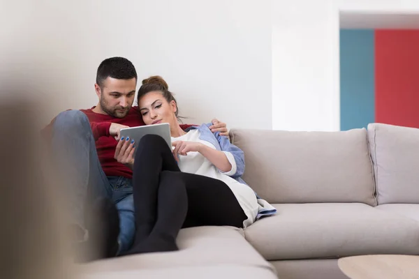 Couple relaxant à la maison avec tablettes — Photo