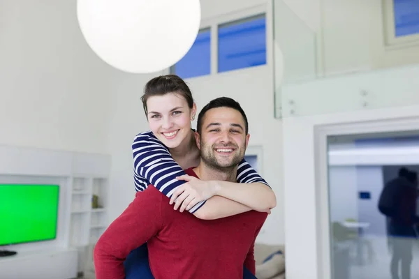 Bonito homem piggybacking seu namorada — Fotografia de Stock