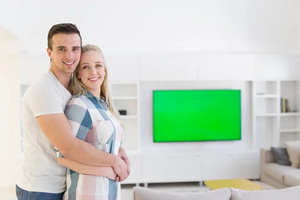 Coppia abbracci nella loro nuova casa — Foto Stock