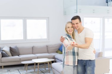 Çift gösteren küçük kırmızı evde eller