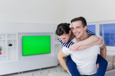 yakışıklı adam kız arkadaşı piggybacking