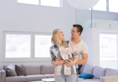 iki yeni evlerinde sarılma