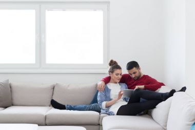 evde tablet bilgisayarlar ile rahatlatıcı Çift