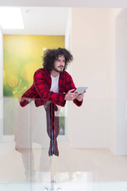 tablet bilgisayar kullanarak genç serbest meslek