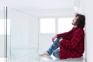 bornoz çalışan ev içinde genç serbest meslek