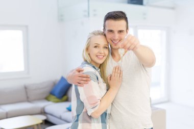 Yeni evleri tuşları gösteren çift