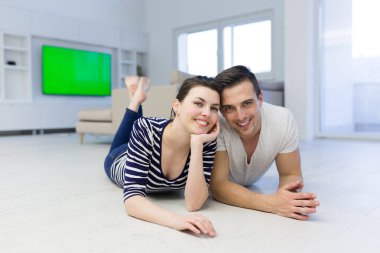 Evde yerde yatan bir çift.