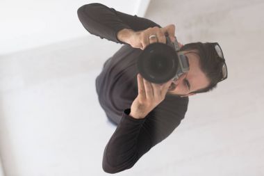 Genç fotoğrafçı fotoğraf Dslr fotoğraf makinesi ile çeker.