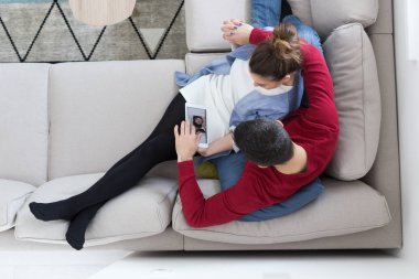 evde tablet bilgisayarlar ile rahatlatıcı Çift