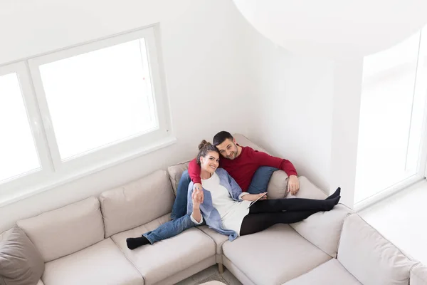 Casal relaxante em casa com computadores tablet — Fotografia de Stock