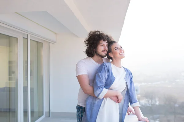 Casal abraçando na varanda — Fotografia de Stock