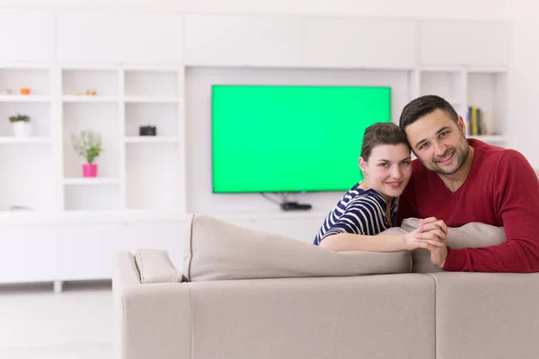 Casal abraçando e relaxando no sofá — Fotografia de Stock