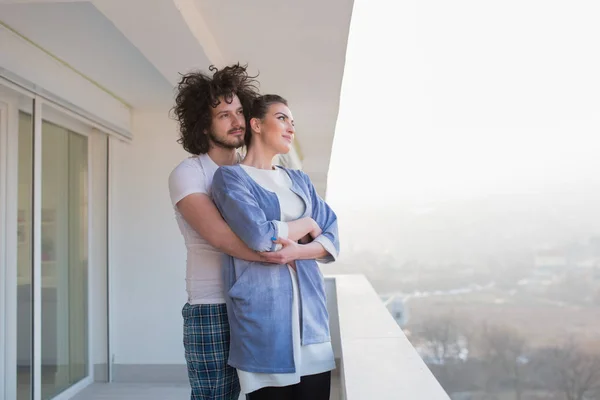 Paar knuffelen op het balkon — Stockfoto