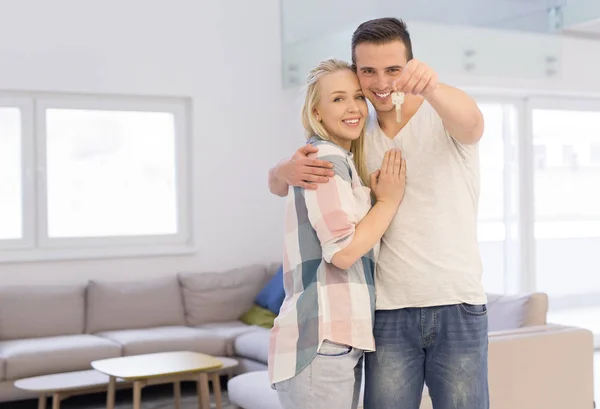 Par som visar en nycklar i deras nya hus — Stockfoto
