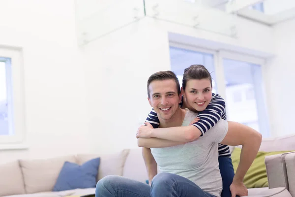 Bonito homem piggybacking seu namorada — Fotografia de Stock