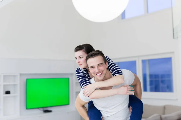 Yakışıklı adam kız arkadaşı piggybacking — Stok fotoğraf