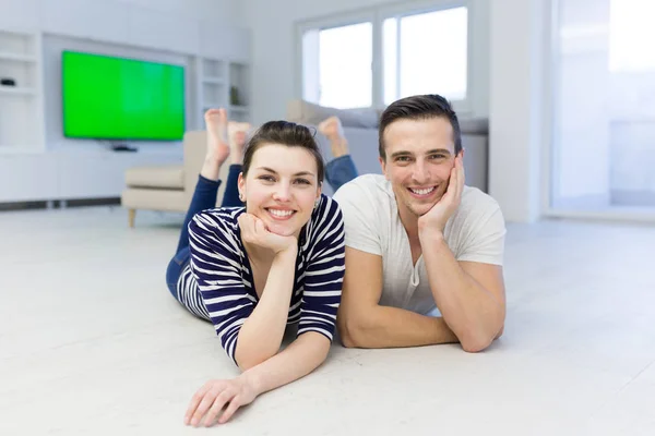 Casal deitado no chão em casa — Fotografia de Stock