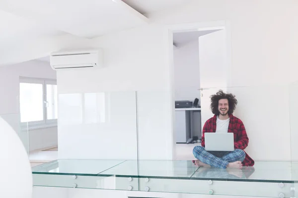 Joven freelancer en albornoz trabajando desde casa —  Fotos de Stock