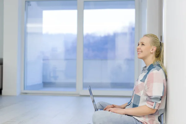 Young woman using laptop computer on the floor — Stock Photo, Image