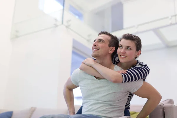 Handsome man piggybacking his girlfriend — Stock Photo, Image