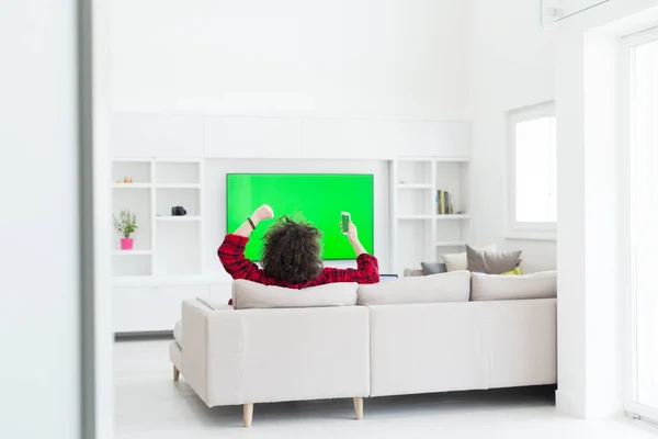 Hombre joven en albornoz disfrutando del tiempo libre — Foto de Stock