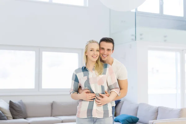 Casal abraçando em sua nova casa — Fotografia de Stock