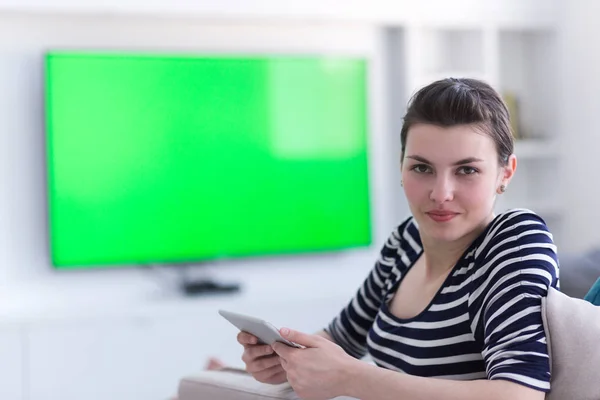 Mulher no sofá usando computador tablet — Fotografia de Stock