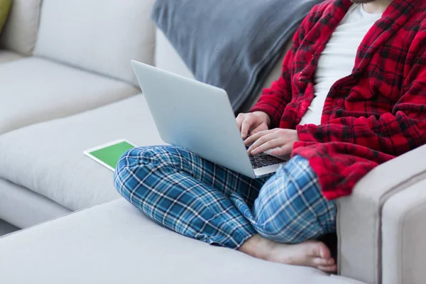 Mannen frilansare i badrock arbeta hemifrån — Stockfoto