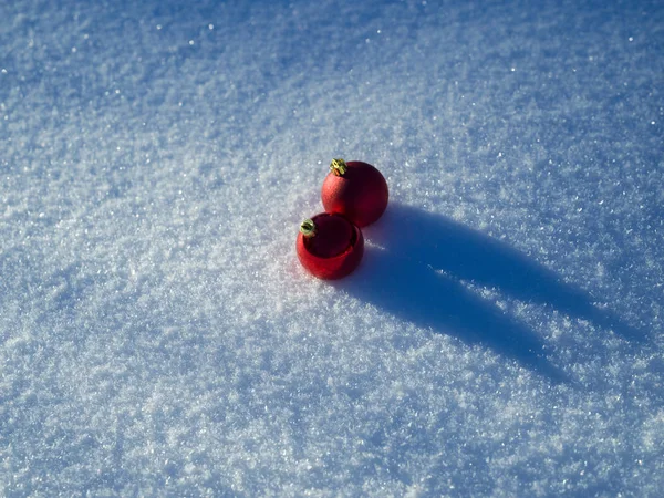 Decoración de bolas de Navidad en nieve —  Fotos de Stock